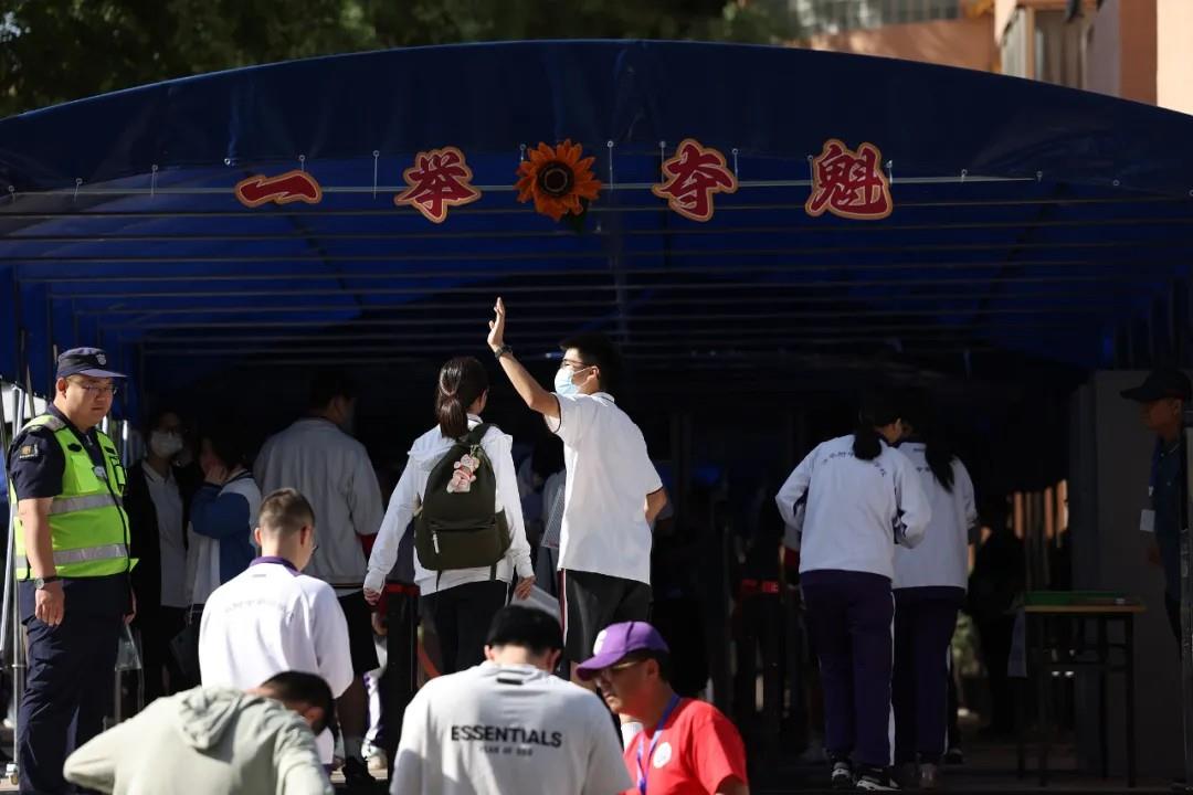 
上海儿童医学中心黄牛代挂号电话票贩子号贩子网上预约挂号,住院检查加快,这些高考送考名场面 满满都是仪式感