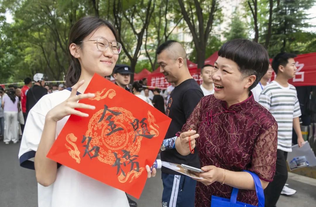 
上海儿童医学中心黄牛代挂号电话票贩子号贩子网上预约挂号,住院检查加快,这些高考送考名场面 满满都是仪式感
