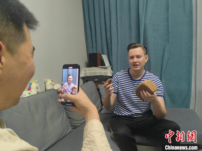 
广州中山三医院黄牛代挂号电话票贩子号贩子网上预约挂号,住院检查加快,俄罗斯青年吉林创业成网红：解码中西文化 寻找“会心一笑”