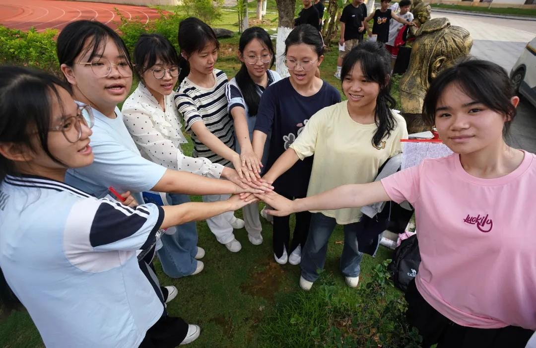 
上海儿童医学中心黄牛代挂号电话票贩子号贩子网上预约挂号,住院检查加快,这些高考送考名场面 满满都是仪式感