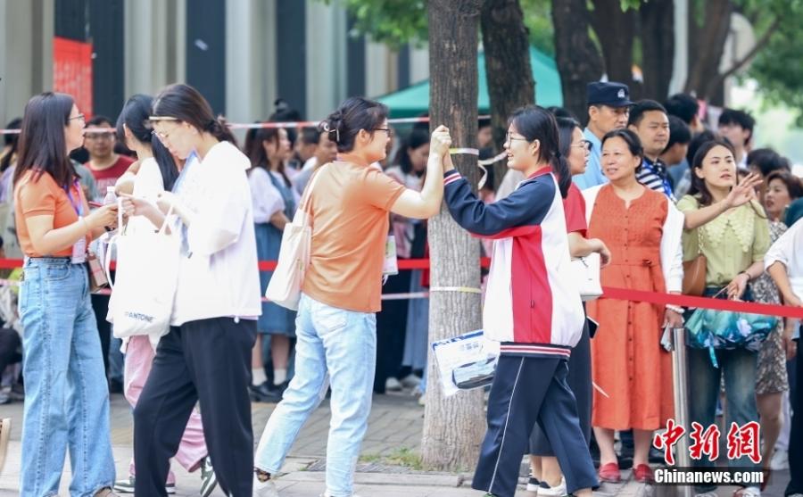 
首都医科院整形外科医院黄牛代挂号电话票贩子号贩子网上预约挂号,住院检查加快,2025年高考拉开大幕！千万考生奔赴人生大考