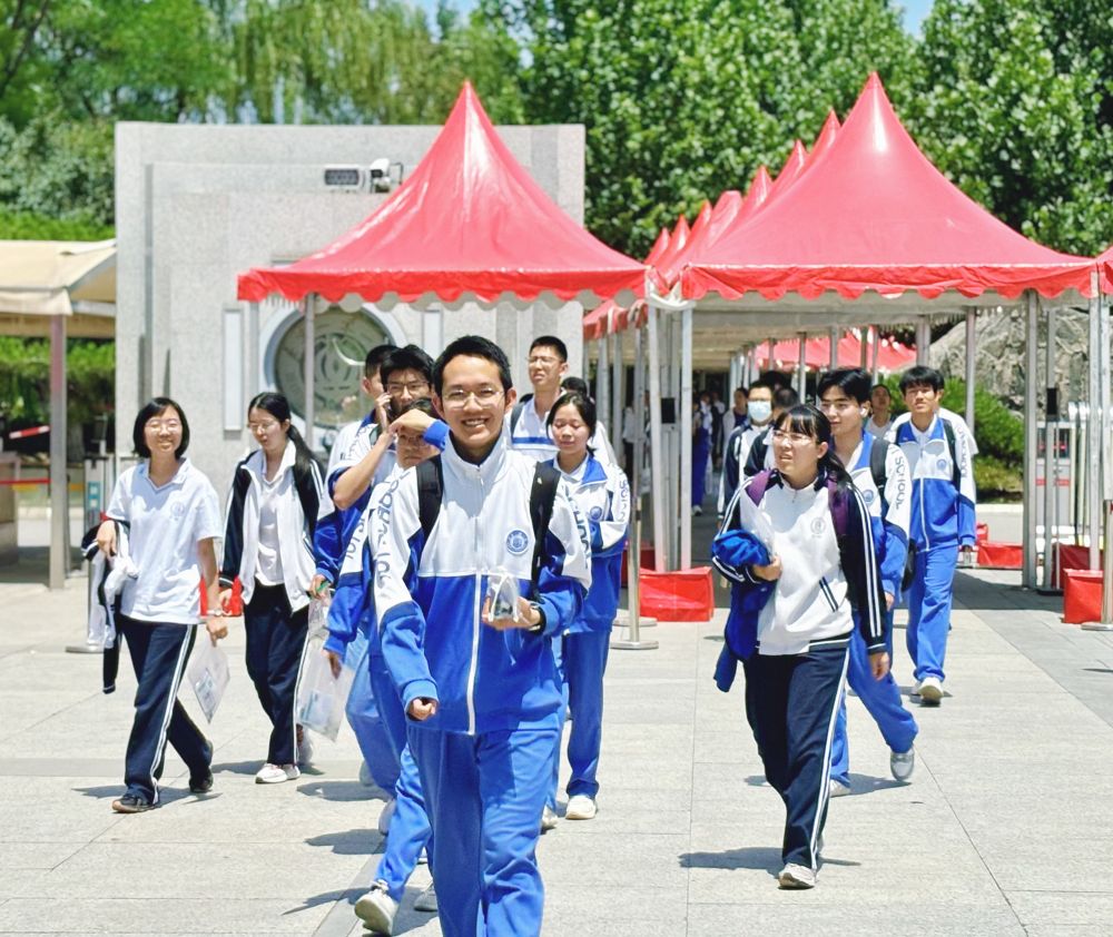 
广州口腔医院黄牛代挂号电话票贩子号贩子网上预约挂号,住院检查加快,青春赴考场 执笔向未来——2025年高考首日见闻