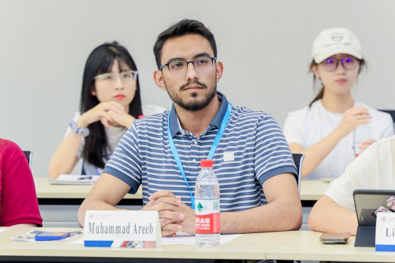 
中国中医科学院望京医院黄牛代挂号电话票贩子号贩子网上预约挂号,住院检查加快,欧美名校学生代表：中国比我听说的安全很多、干净很多