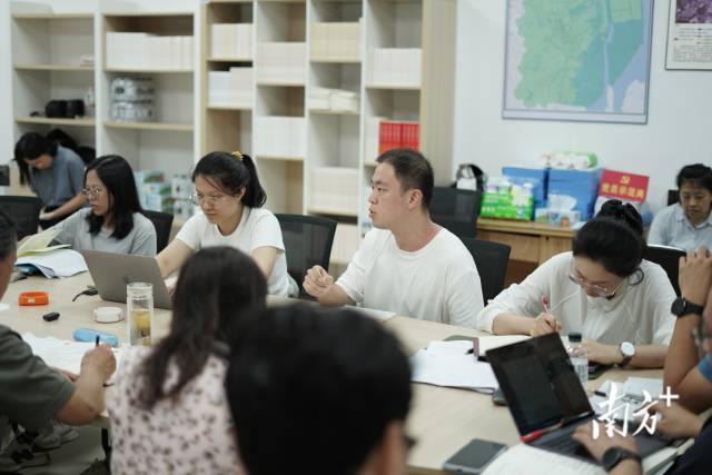 
南京军区总医院黄牛代挂号电话票贩子号贩子网上预约挂号,住院检查加快,一群博士的乡村“夜总会”