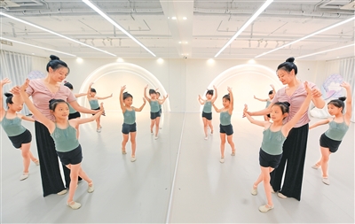 
重庆儿童医院黄牛代挂号电话票贩子号贩子网上预约挂号,住院检查加快,翩翩起舞（侨乡新貌）