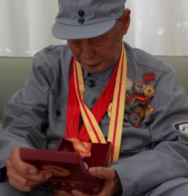 
长沙各大医院黄牛代挂号电话票贩子号贩子网上预约挂号,住院检查加快,103岁抗战老兵：三声“不容易” 道尽爱国情