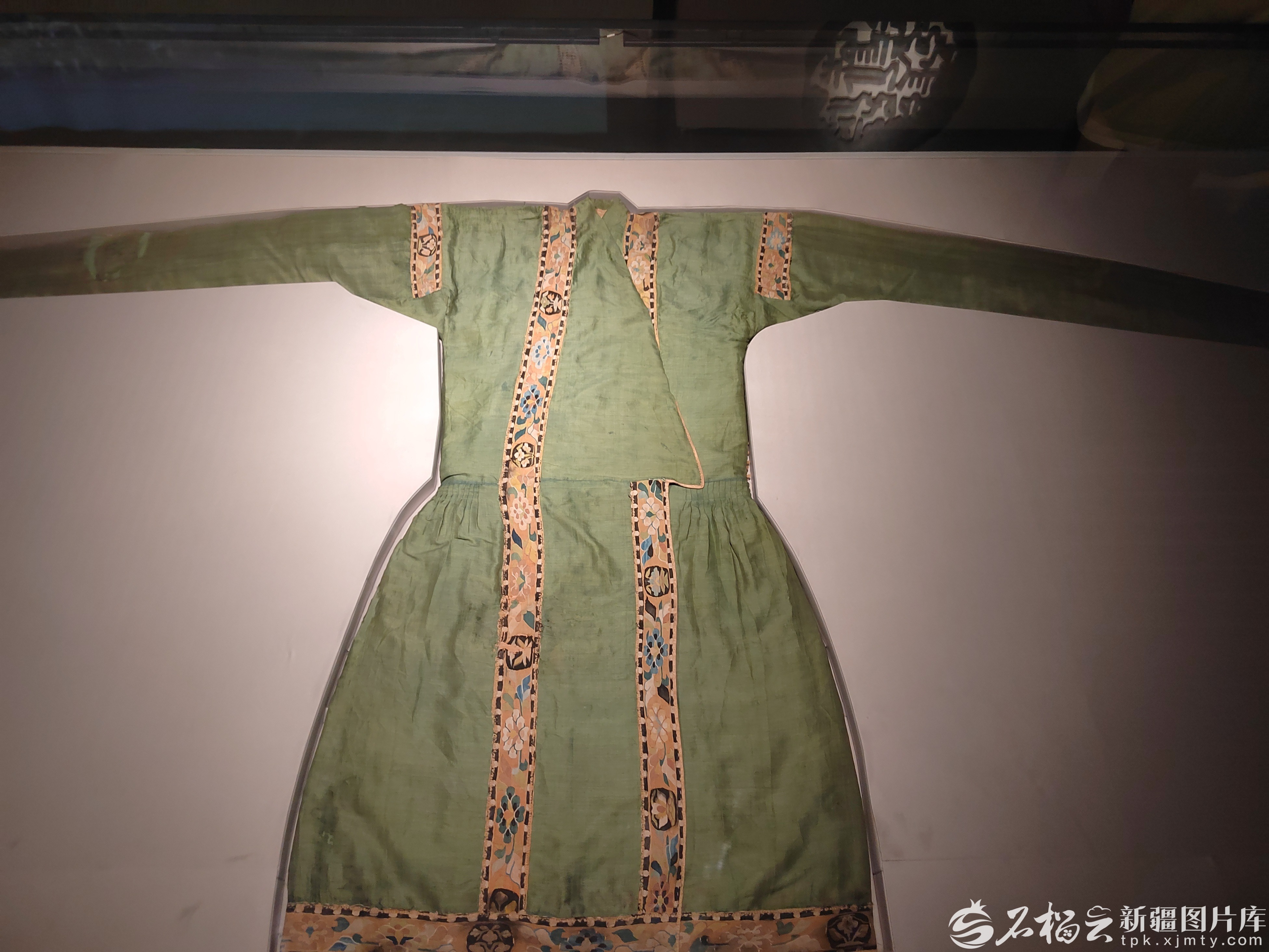 
北京同仁医院黄牛代挂号电话票贩子号贩子网上预约挂号,住院检查加快,何以中国丨一件宋代袍服上的“混搭”美学：低调绢帛，镶着狂野金线