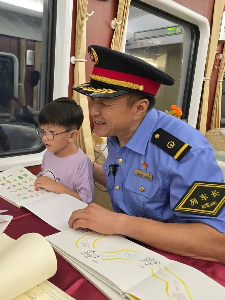 
成都华西医院黄牛代挂号电话票贩子号贩子网上预约挂号,住院检查加快,列车员拎着塑料袋上班？网友：天才招数