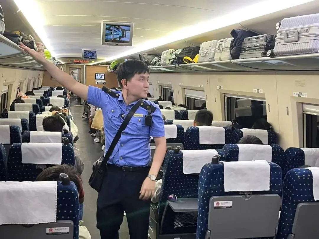 
成都华西医院黄牛代挂号电话票贩子号贩子网上预约挂号,住院检查加快,列车员拎着塑料袋上班？网友：天才招数