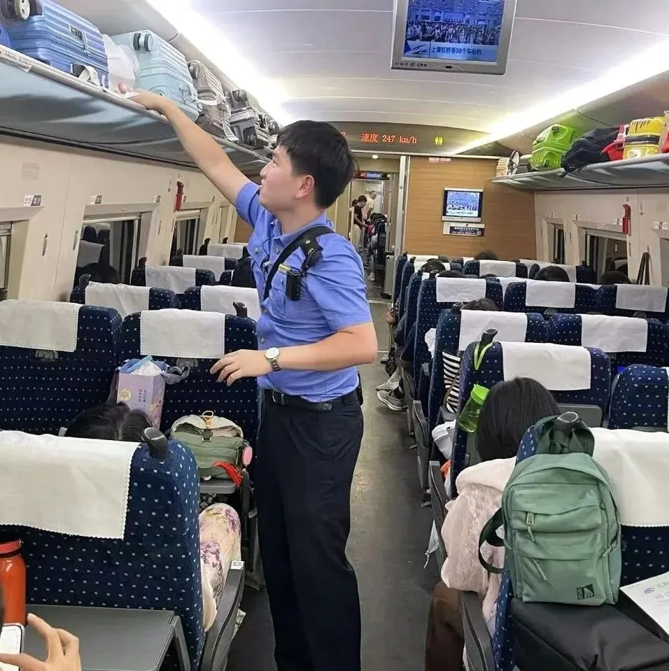 
成都华西医院黄牛代挂号电话票贩子号贩子网上预约挂号,住院检查加快,列车员拎着塑料袋上班？网友：天才招数
