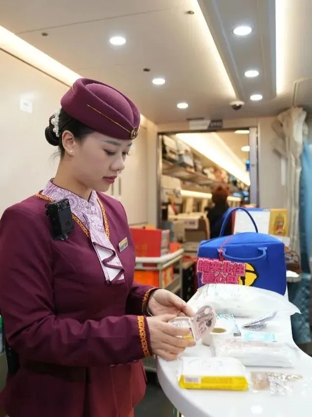 
成都华西医院黄牛代挂号电话票贩子号贩子网上预约挂号,住院检查加快,列车员拎着塑料袋上班？网友：天才招数