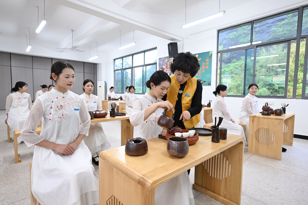 
天津血液研究所黄牛代挂号电话票贩子号贩子网上预约挂号,住院检查加快,镜观·回响｜筑牢就业“压舱石” 守护群众幸福感