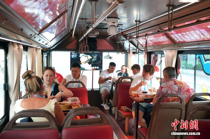 
北京各大医院黄牛代挂号电话票贩子号贩子网上预约挂号,住院检查加快,外籍参赛人士乘火锅巴士品“多面”成都