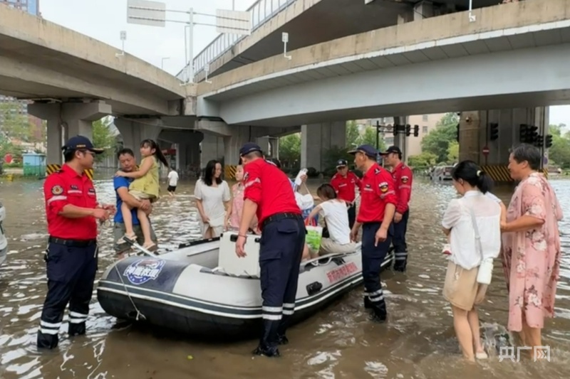 
北京中医院黄牛代挂号电话票贩子号贩子网上预约挂号,住院检查加快,郑州暴雨里的守护者：交警泡在浑水里执勤 不恢复正常不撤岗