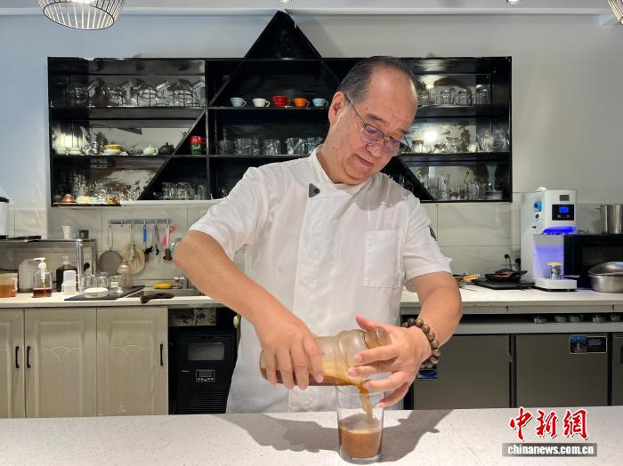 
上海新华医院黄牛代挂号电话票贩子号贩子网上预约挂号,住院检查加快,台胞“安迪叔叔”的大陆厨房：用融合美味交年轻朋友