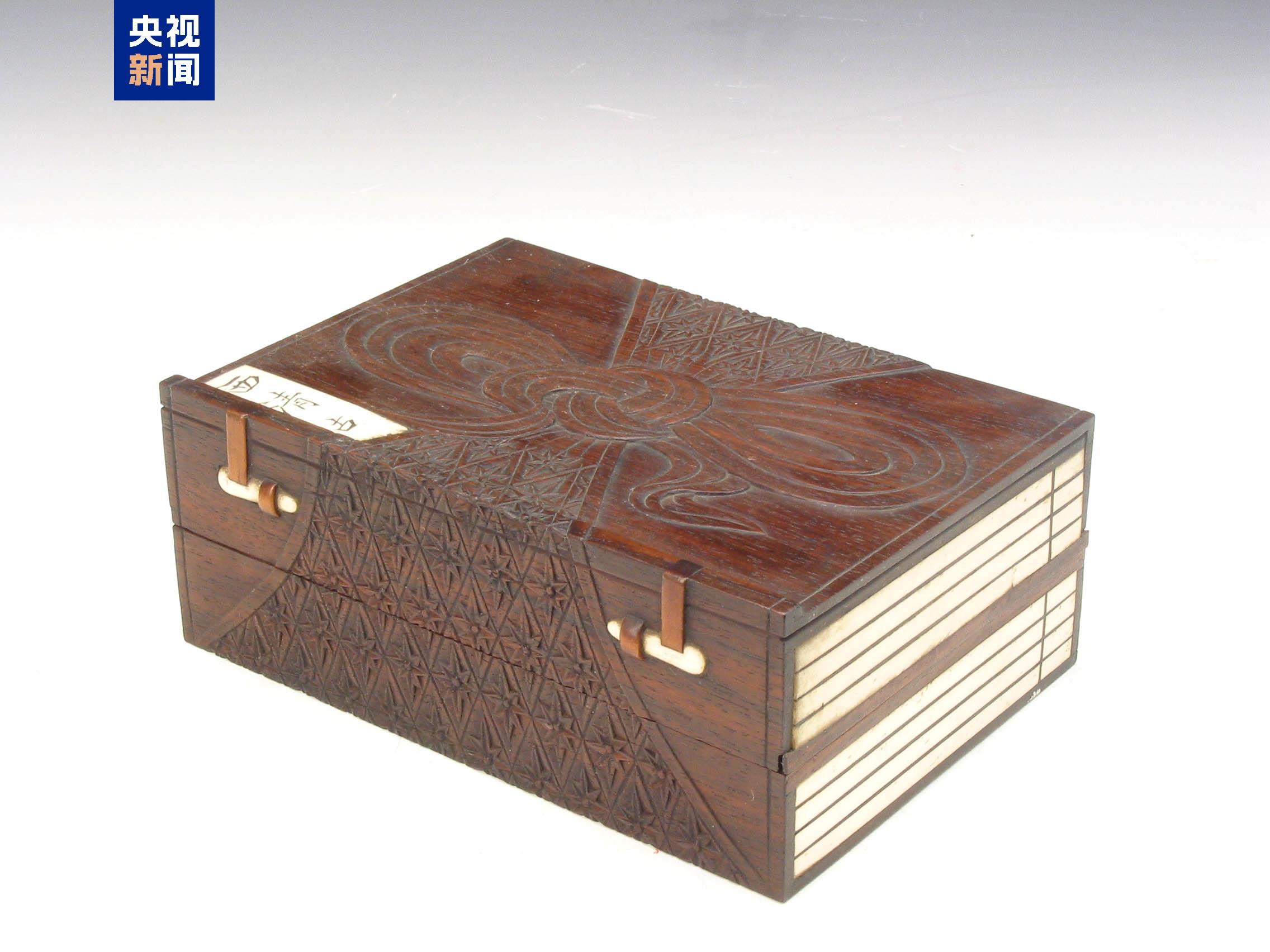 △琴棋书画文具盒（书形）