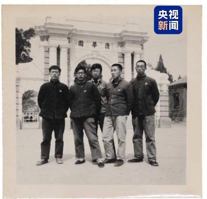 △南仁东（右二）与同学在二校门前
