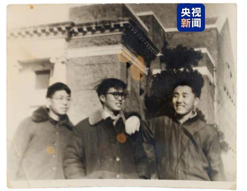 △南仁东（右一）与同学在校内
