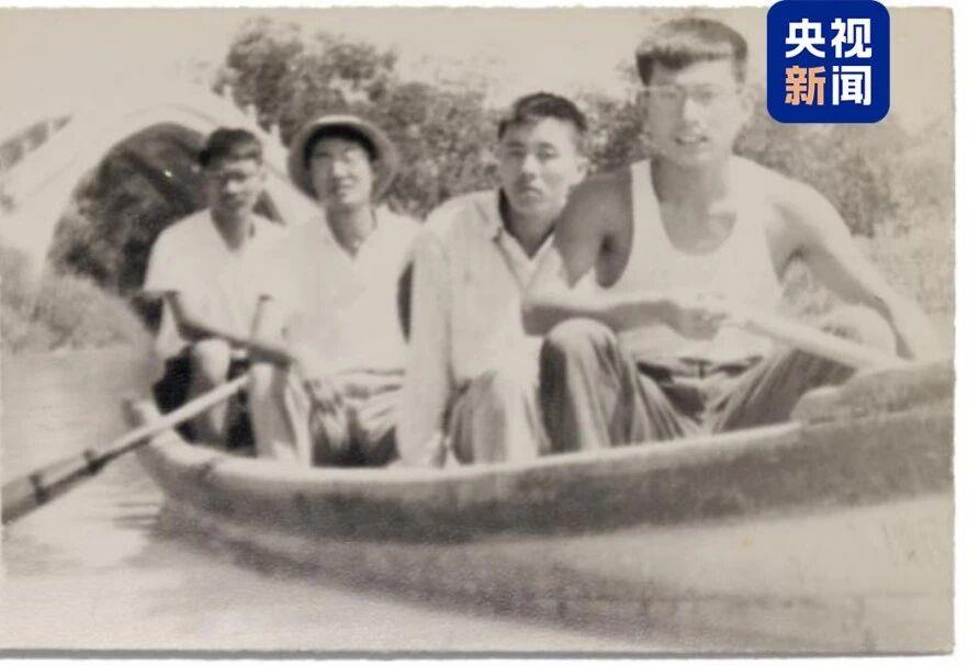 △南仁东（右二）与同学们在颐和园划船
