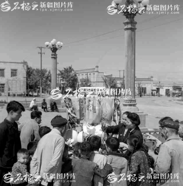 
北医三院黄牛代挂号电话票贩子号贩子网上预约挂号,住院检查加快,照片里的新疆⑯丨从流动售货到一站式购物