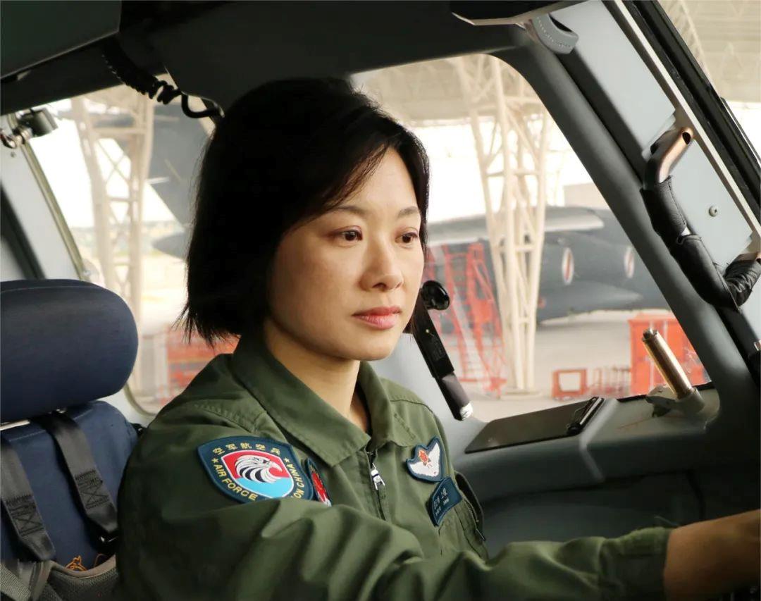 
西安医院黄牛号贩子票贩子代网上预约代挂号电话阅兵最帅女机长，是她！