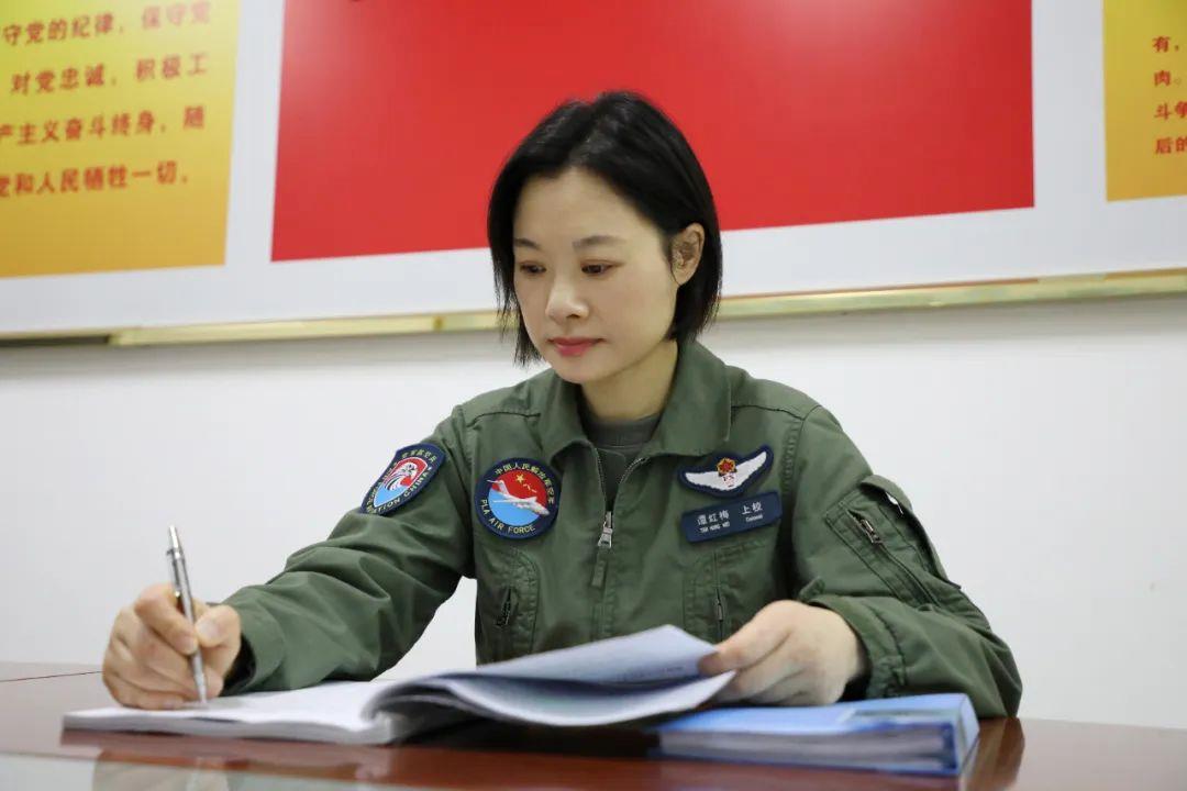 
西安医院黄牛号贩子票贩子代网上预约代挂号电话阅兵最帅女机长，是她！