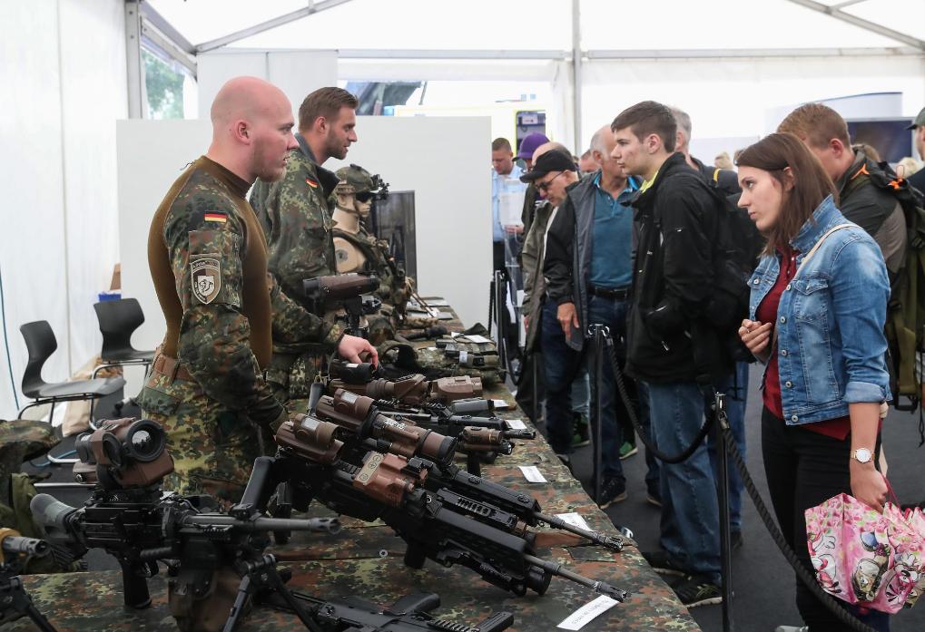 
南京明基医院黄牛代挂号电话票贩子号贩子网上预约挂号,住院检查加快,记者观察：德国扩军愁兵源 劝人从军费心思