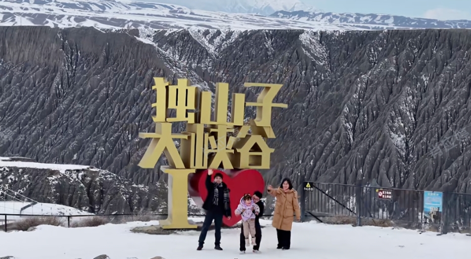 
中国人民解放军总医院黄牛代挂号电话票贩子号贩子网上预约挂号,住院检查加快,过年人潮已刷屏！新疆各地新年活动扎堆 满城都是人人人