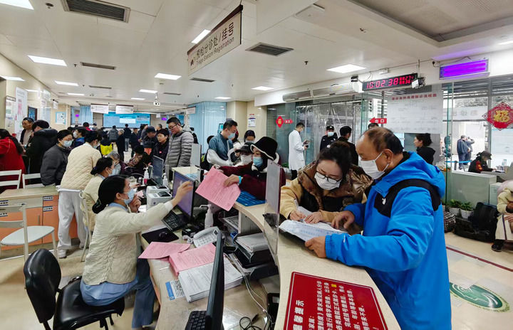 
北京儿童医院黄牛代挂号电话票贩子号贩子网上预约挂号,住院检查加快,灯火映团圆 奋斗写担当——走近春节假期一线坚守者