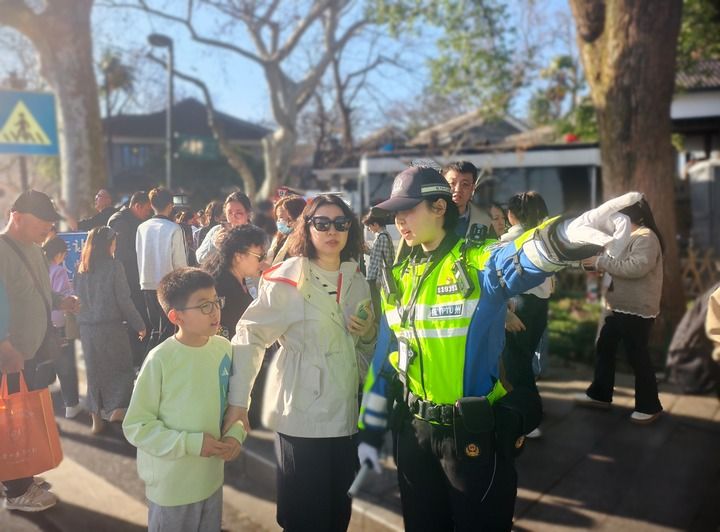 
北京儿童医院黄牛代挂号电话票贩子号贩子网上预约挂号,住院检查加快,灯火映团圆 奋斗写担当——走近春节假期一线坚守者