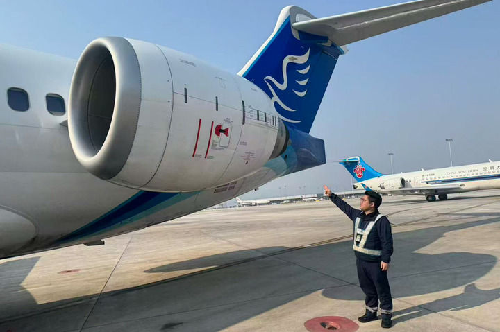 
北京儿童医院黄牛代挂号电话票贩子号贩子网上预约挂号,住院检查加快,灯火映团圆 奋斗写担当——走近春节假期一线坚守者