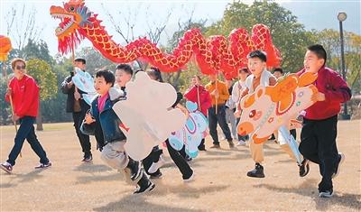
杭州中医院黄牛代挂号电话票贩子号贩子网上预约挂号,住院检查加快,“一家人能够团聚，就是最好的‘年味’”