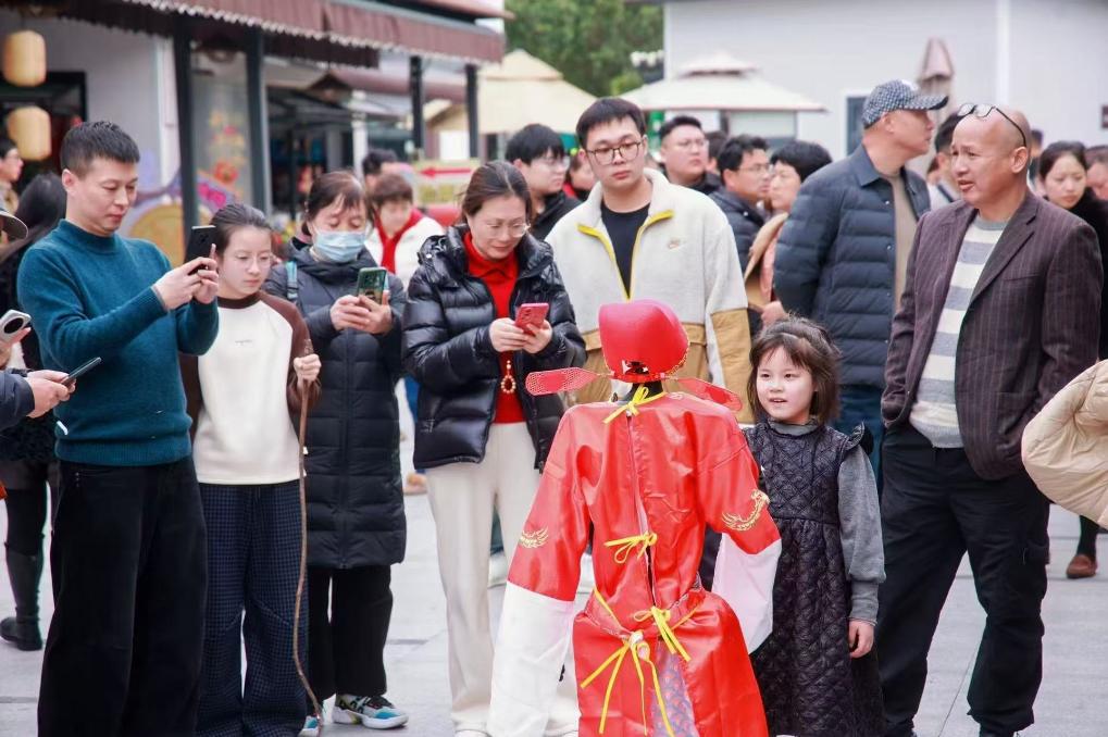 
北京宣武医院黄牛代挂号电话票贩子号贩子网上预约挂号,住院检查加快,马年春节假日盘点·科技篇丨融入传统年俗 加快应用落地——机器人点燃新春新体验
