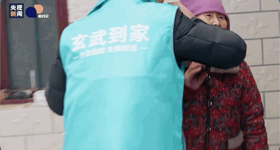 
北京协和医院黄牛代挂号电话票贩子号贩子网上预约挂号,住院检查加快,跟着全镇唯一的“跑腿”，走进村里老人的家丨相对论·新春走基层