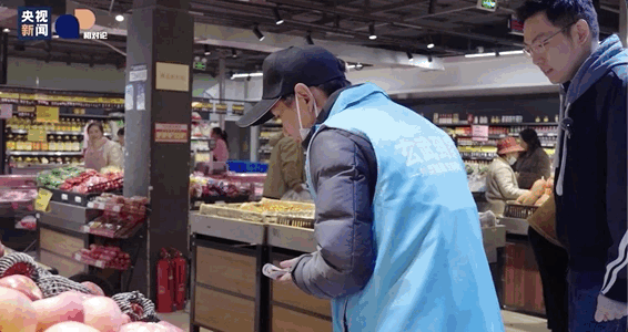 
北京协和医院黄牛代挂号电话票贩子号贩子网上预约挂号,住院检查加快,跟着全镇唯一的“跑腿”，走进村里老人的家丨相对论·新春走基层