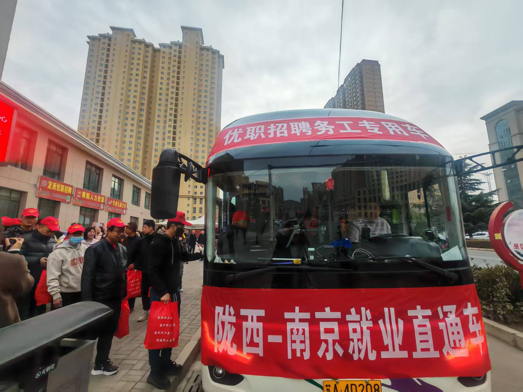 
南京各大医院黄牛代挂号电话票贩子号贩子网上预约挂号,住院检查加快,打工人增收记：一辆“春风”大巴上的流动中国