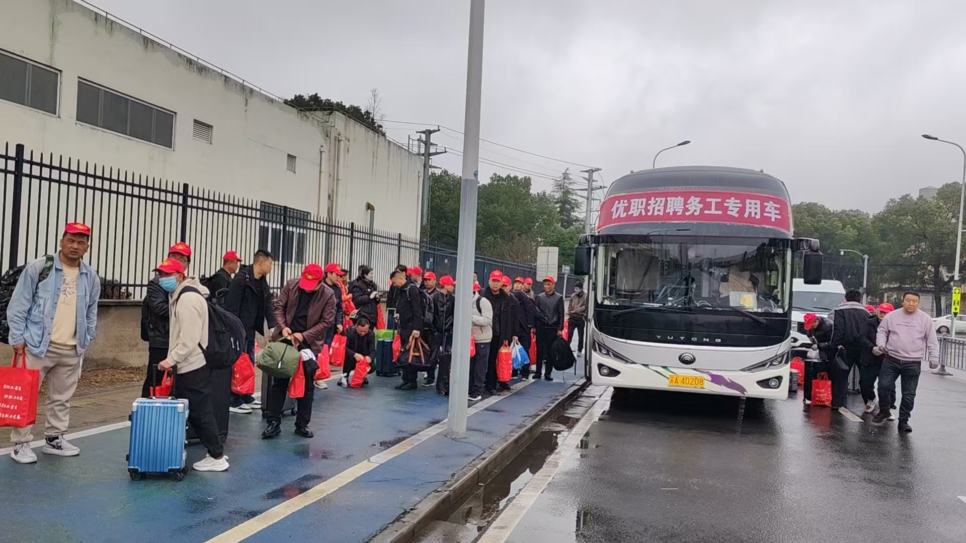 
南京各大医院黄牛代挂号电话票贩子号贩子网上预约挂号,住院检查加快,打工人增收记：一辆“春风”大巴上的流动中国