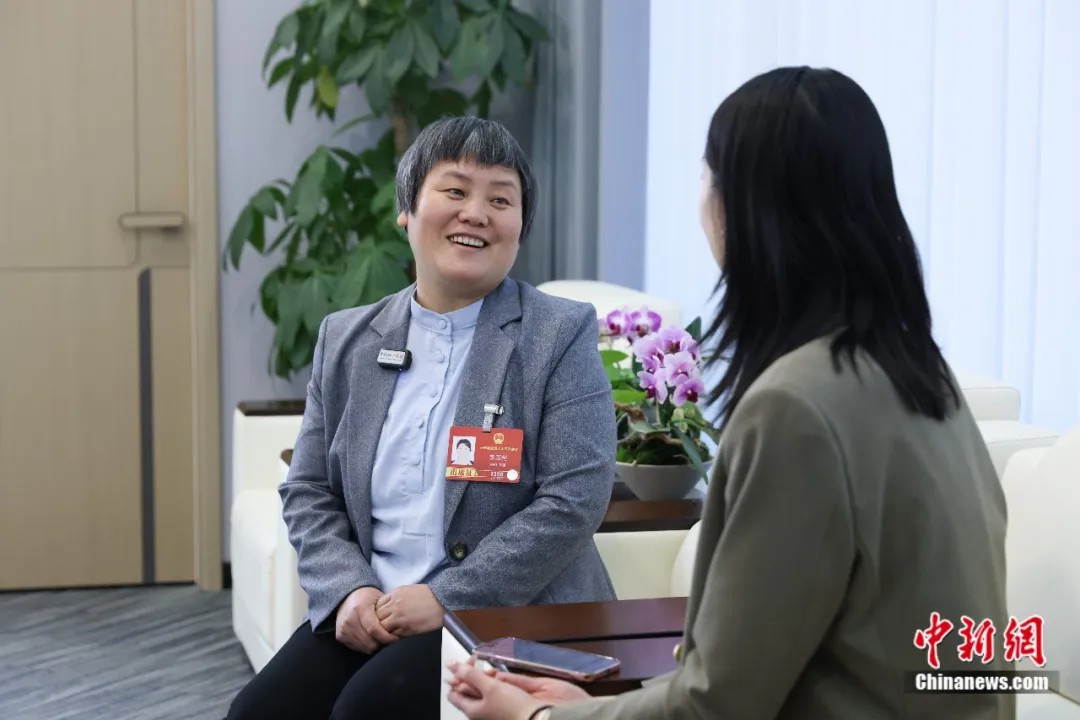 
长沙各大医院黄牛代挂号电话票贩子号贩子网上预约挂号,住院检查加快,在两会，一位特别的代表给我念了一首诗