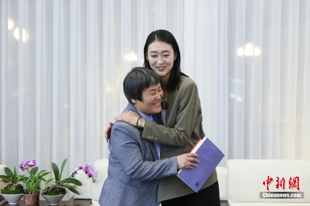 
长沙各大医院黄牛代挂号电话票贩子号贩子网上预约挂号,住院检查加快,在两会，一位特别的代表给我念了一首诗