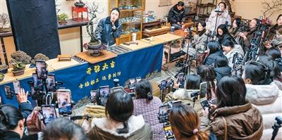 
上海龙华医院黄牛代挂号电话票贩子号贩子网上预约挂号,住院检查加快,直播电商走向规范多元