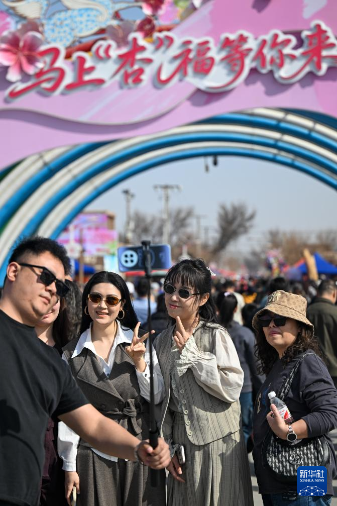 
博爱医院黄牛代挂号电话票贩子号贩子网上预约挂号,住院检查加快,新疆吐鲁番：赴一场杏花之约