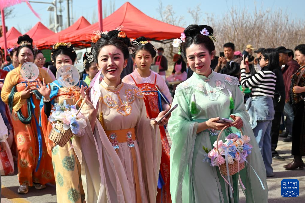 
博爱医院黄牛代挂号电话票贩子号贩子网上预约挂号,住院检查加快,新疆吐鲁番：赴一场杏花之约