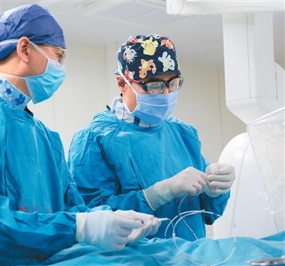 
广州中医药大学一附医院黄牛代挂号电话票贩子号贩子网上预约挂号,住院检查加快,跨越万里 重获“心”生（“一带一路”话健康）