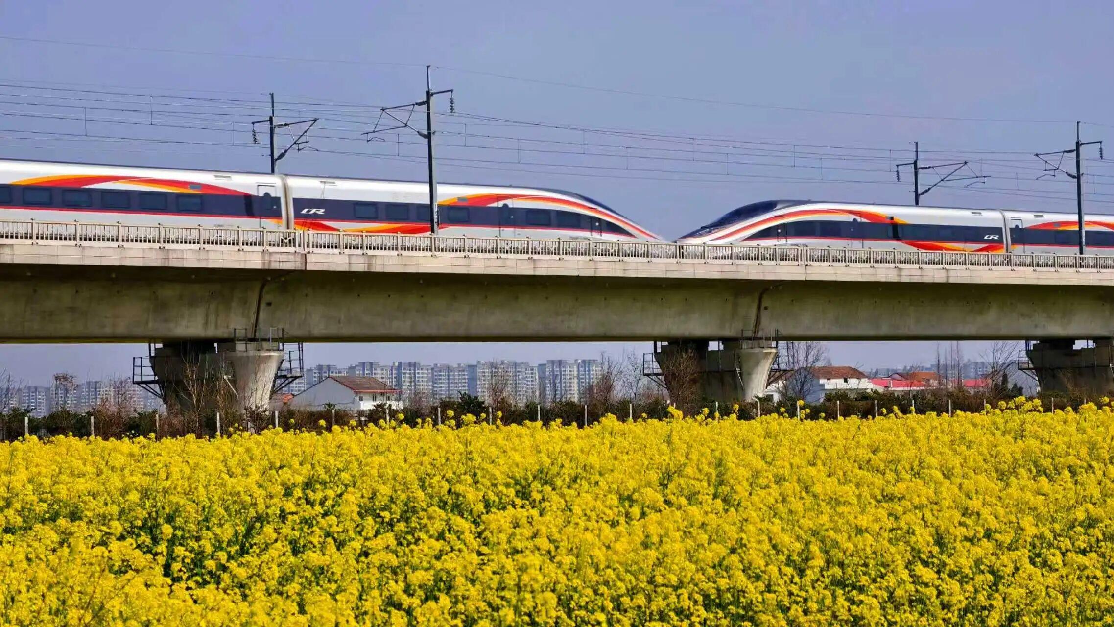 △在南昌瑶湖边，一趟重联动车组列车驶过乡村。