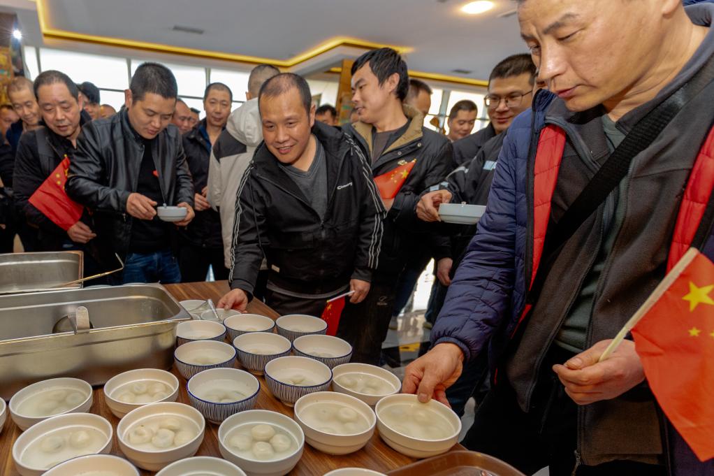 
广东省人民医院黄牛代挂号电话票贩子号贩子网上预约挂号,住院检查加快,看见中国使馆工作人员，心里一下子就踏实了
