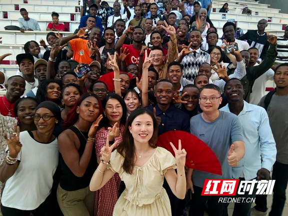 
浙江口腔医院黄牛代挂号电话票贩子号贩子网上预约挂号,住院检查加快,湖南高铁职院：葫芦丝遇上非洲鼓，红灯笼照亮几内亚校园