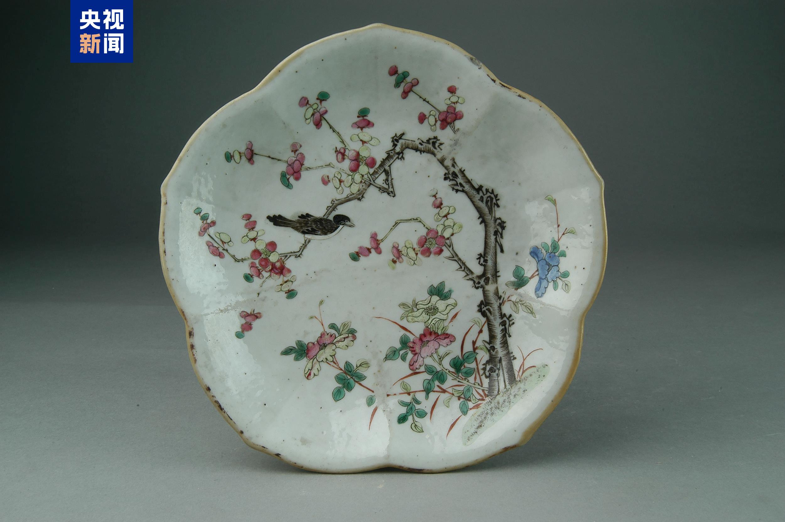 △五彩喜鹊梅花纹瓷盘 点击图片查看更多