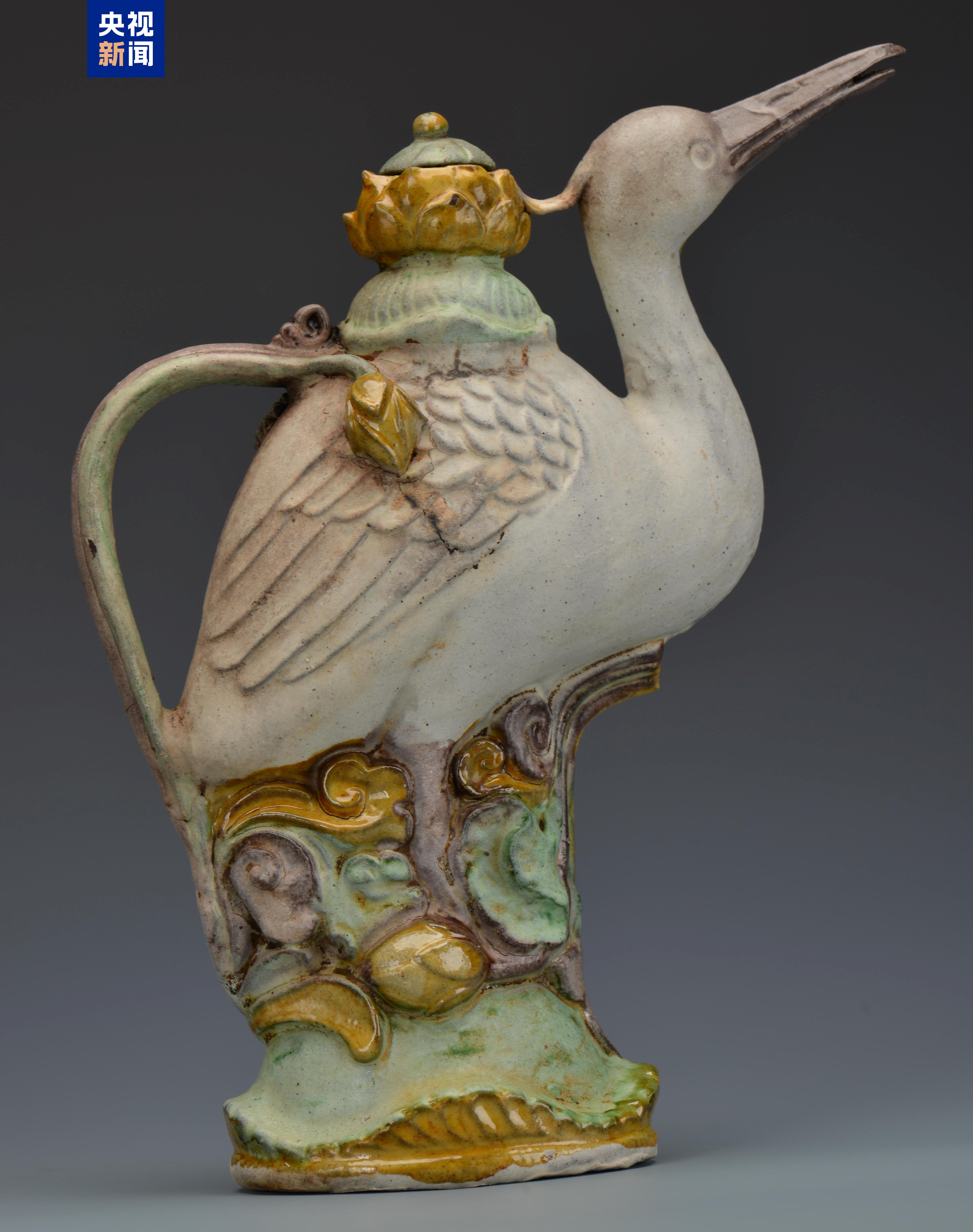 △素三彩鹭形执壶 点击图片查看更多