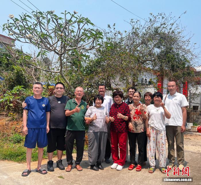 
重庆儿童医院黄牛代挂号电话票贩子号贩子网上预约挂号,住院检查加快,南侨机工后代返琼寻亲 马来西亚华裔母子圆梦寻根