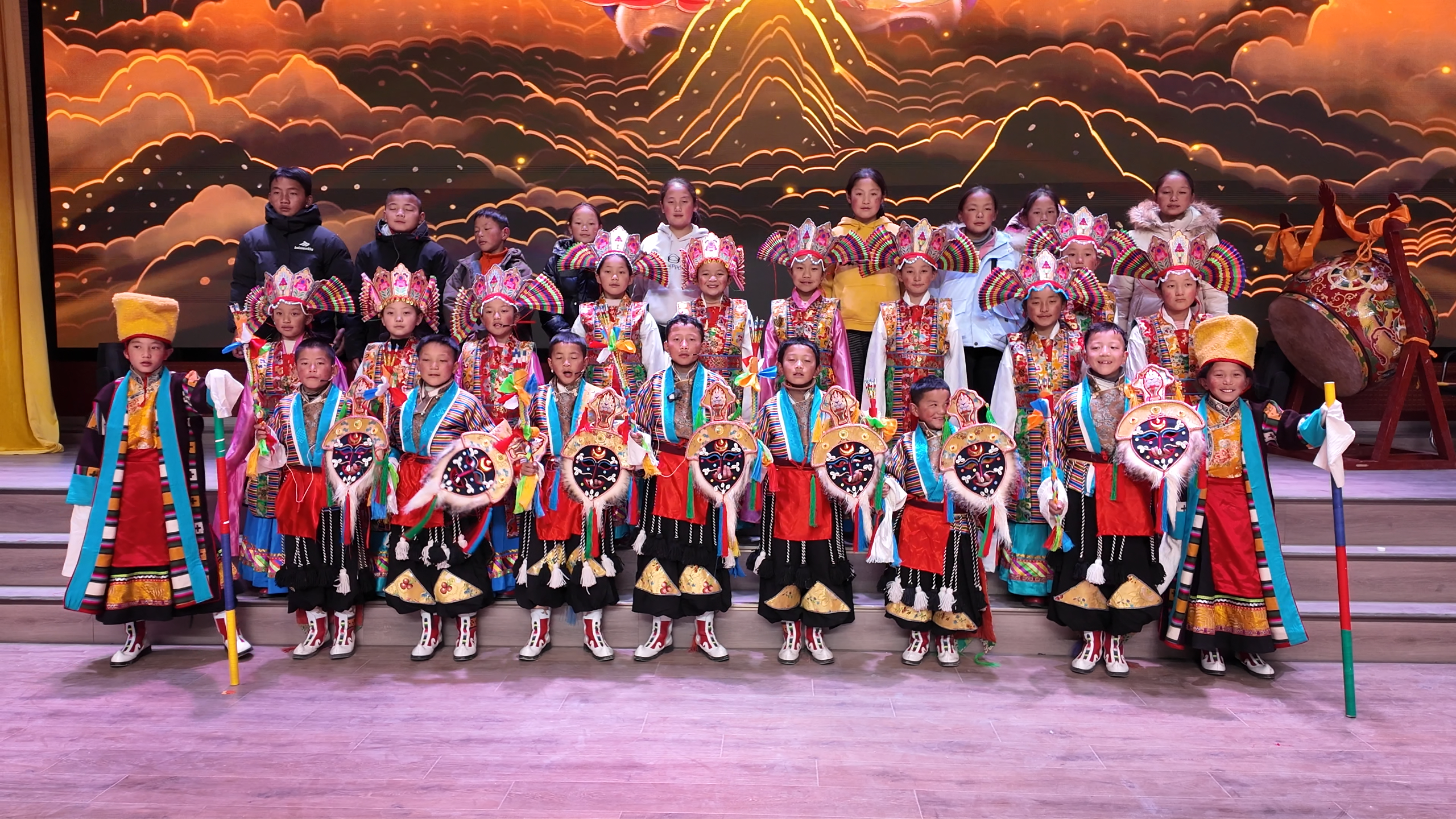 
上海中山医院黄牛代挂号电话票贩子号贩子网上预约挂号,住院检查加快,从“活着”到“火着”：南木林县30支藏戏队的价值蜕变